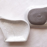 日本益子燒吉澤窯灰白色北極熊小盤左向