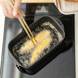 日本杉山金屬角型天婦羅油炸鍋-1.9L-附濾盤組【 KS獨家附贈炸物專用料理夾】