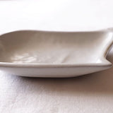 日本益子燒吉澤窯灰白色北極熊小盤右向