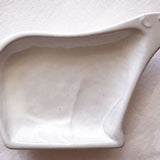 日本益子燒吉澤窯灰白色北極熊小盤右向